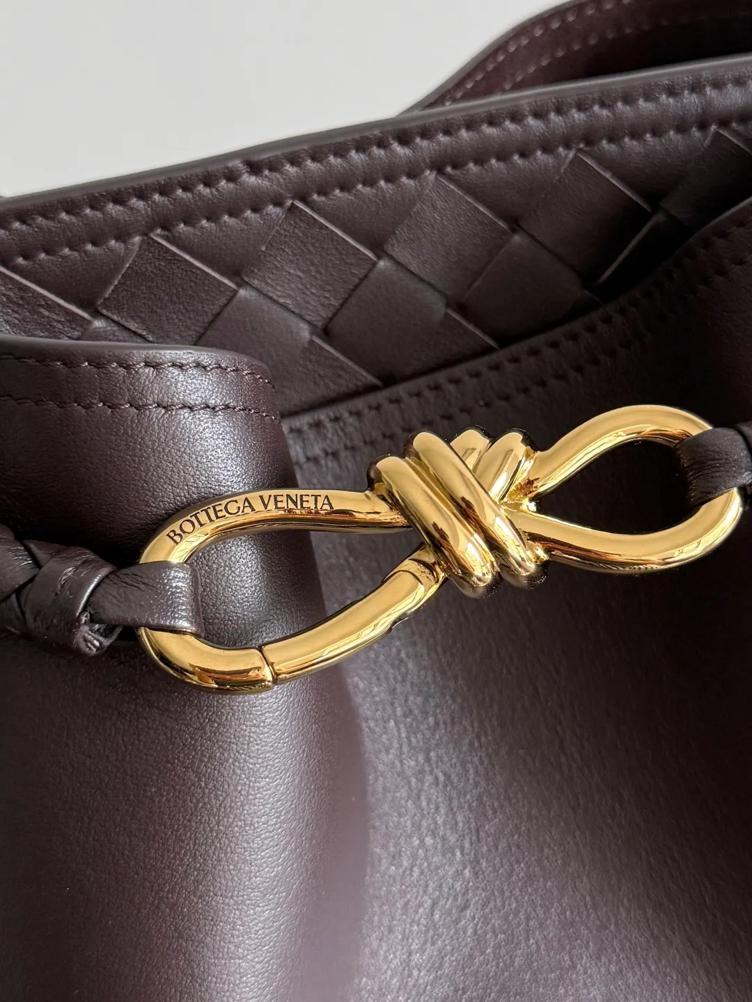 Batch 2660 BOTTEGA VENETA2025 new Andiamo bucket bag. This bag is made of silky calf leather🐂, with Intrecciato woven internal pockets, unique and eye-catching! The simple and smooth bucket bag shape is classic and versatile. Whether it is paired with a simple basic style or a fashionable personality, it can be adapted to 💯 and easily enhance the fashion sense of the overall look ~ The golden rope knot 🪢 is embellished with woven highlights and the scent of osmanthus in the wind, announcing the message of autumn✉️ When buying a bag, you must look for three things: 🎨Appearance is justice 🧵Excellent craftsmanship 👜Practice Style number: 844169 Size: 24*34*12cm